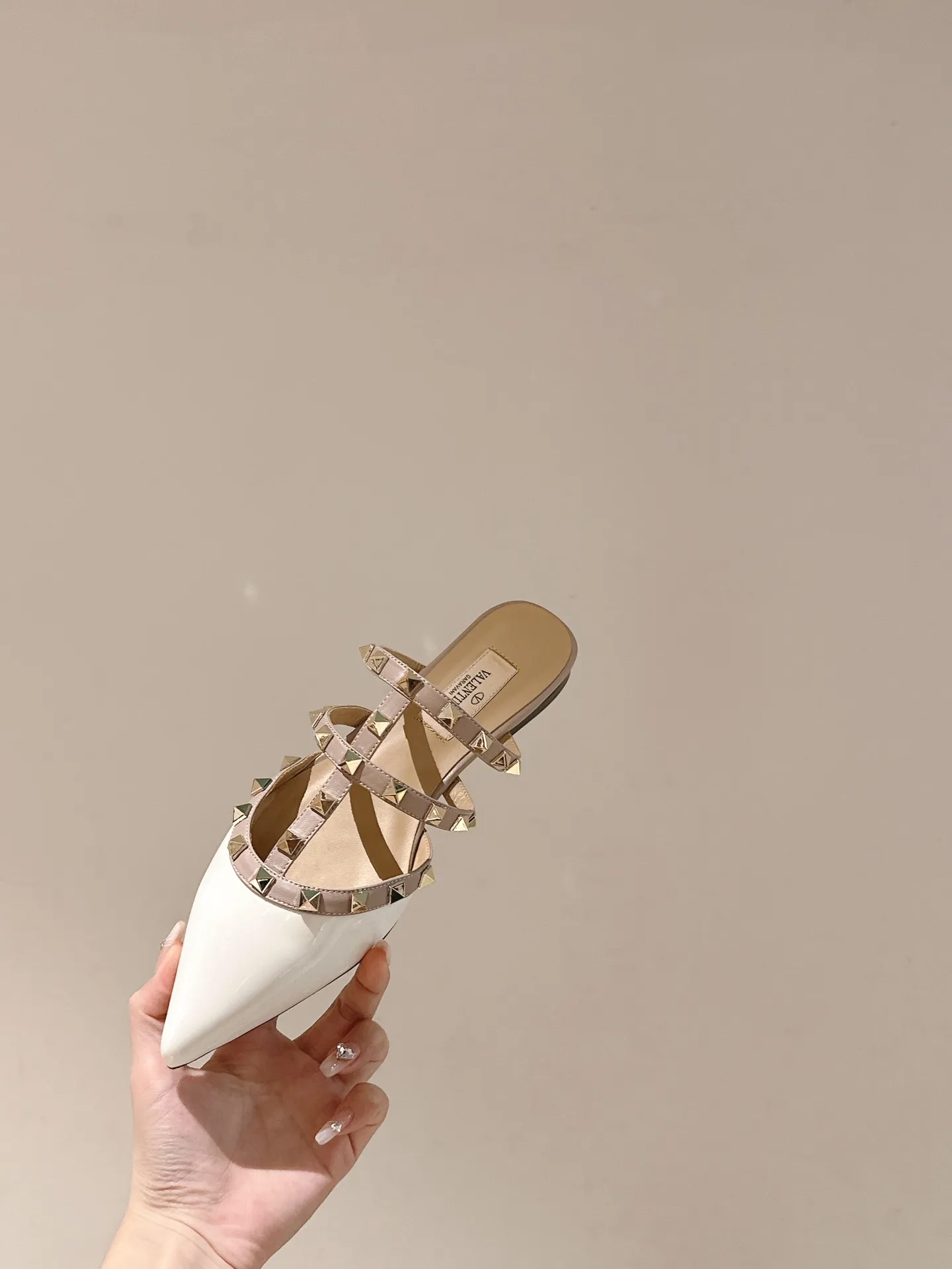 👟👟Ex-factory price👟👟Ex-factory price 520👟👟 Women's shoes Women's clothing | ²⁰²4 𝐬𝐬 🤍🤎 Versatile series for all seasons! Is your shoe cabinet missing a pair? [Proud] Purchasing agent level! 🔥 The entire VALENTINO series is produced by Taiwan-funded factories! Getting in and out of the counter is stress-free! ROCKSTUD Valentino studded patent leather ballet flats ONE STUD retro craft pyramid large rivet buckle flats/high heels Smooth shoe lines and awesome version Comfortable upper foot. Increases height. Looks slimmer. Elongates leg lines. Imported mirrored calfskin/cow patent leather/high-density silk material Lambskin lining Italian high-density leather outsole Size35-39 (40/41/42 can be customized) Heel height: flat/4.5cm/ Counter synchronized gift box 💝 packaging!